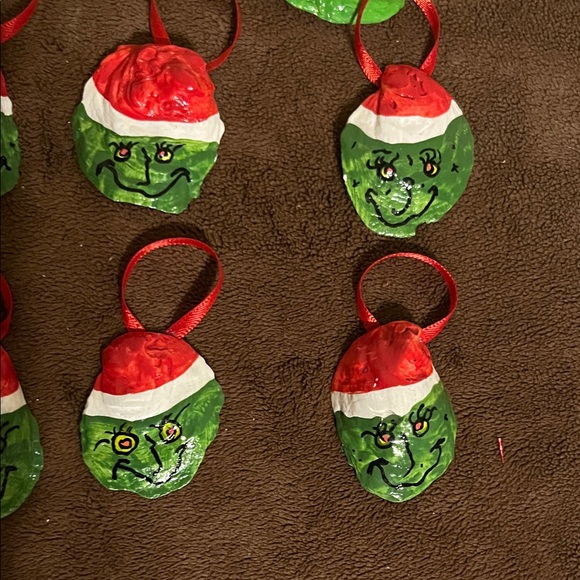 Handmade Grinch Christmas Ornaments on oyster shells - Picture 5 of 5
